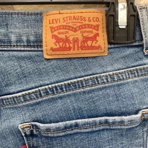 Levi’s Women’s Bermuda Short - Picture 4 of 6